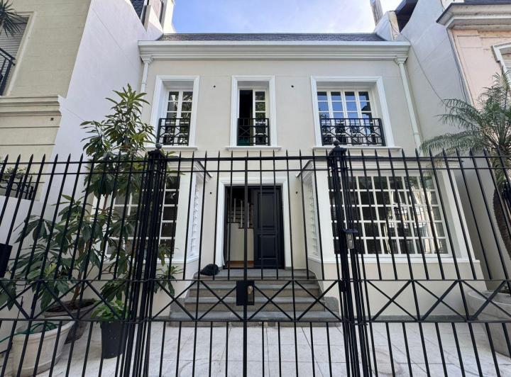 Casa · 210m² · 5 Ambientes