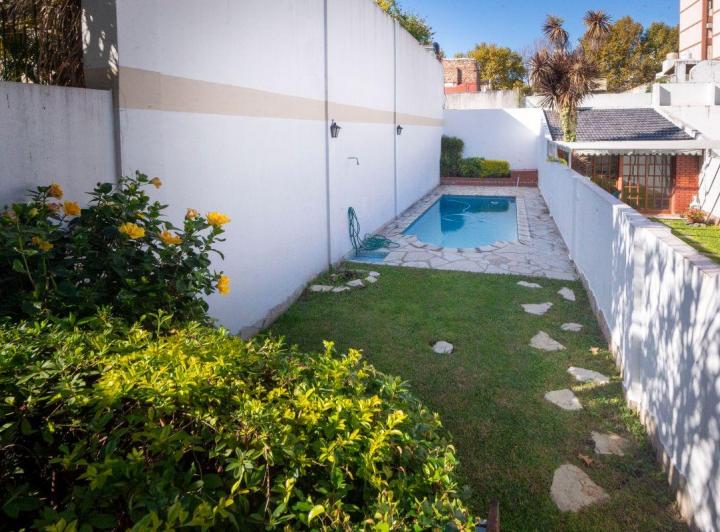 Casa · 220m² · 5 Ambientes · 2 Cocheras