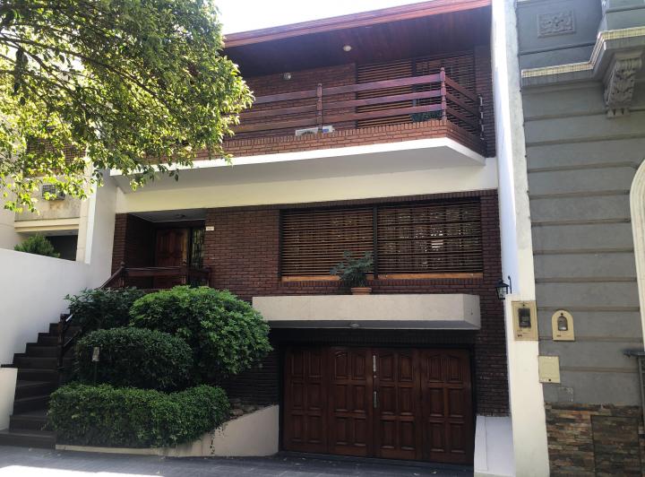 Casa · 376m² · 8 Ambientes · 2 Cocheras