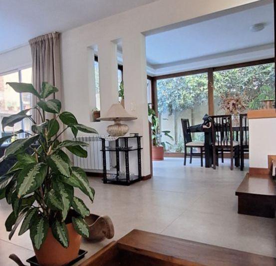 Casa · 238m² · 9 Ambientes · 1 Cochera