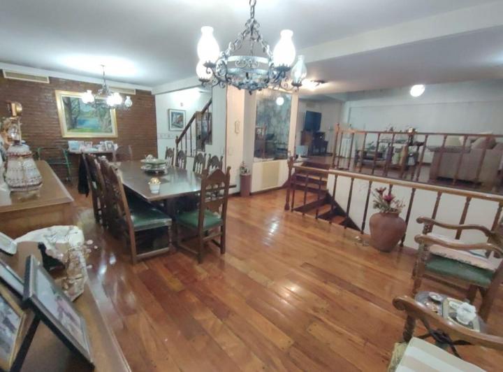 Casa · 334m² · 5 Ambientes · 2 Cocheras