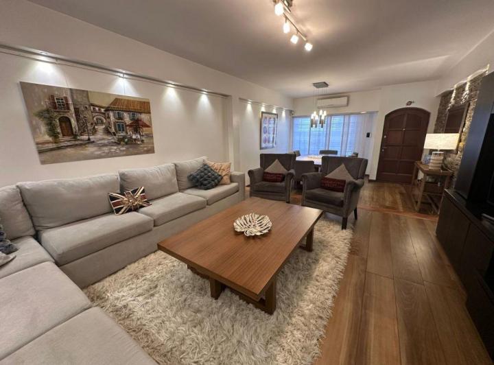 Casa · 245m² · 5 Ambientes · 2 Cocheras