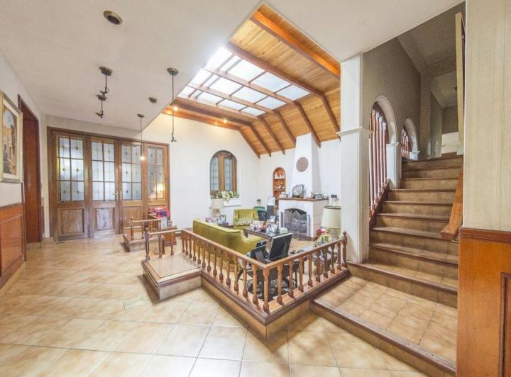Casa · 352m² · 8 Ambientes · 1 Cochera