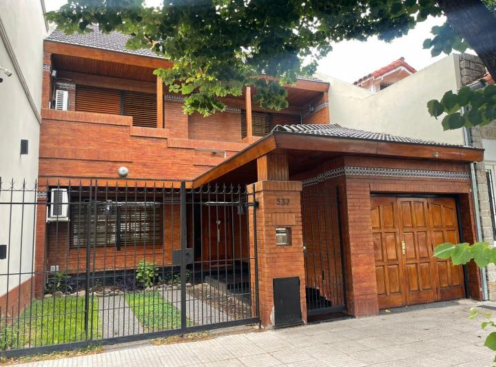 Casa · 220m² · 4 Ambientes · 2 Cocheras