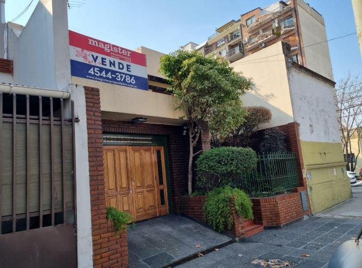 Casa · 230m² · 6 Ambientes · 2 Cocheras