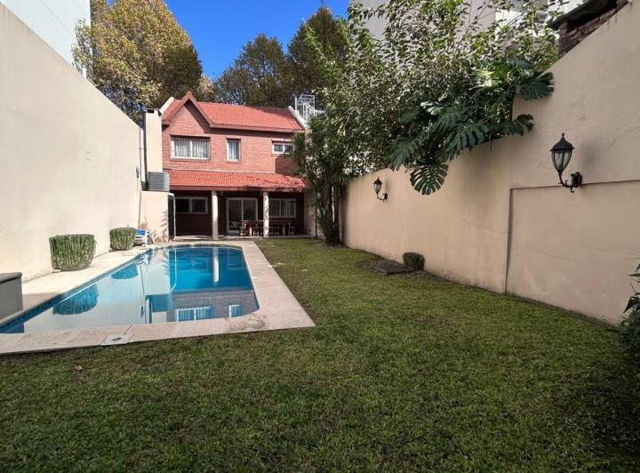Casa · 245m² · 6 Ambientes · 2 Cocheras
