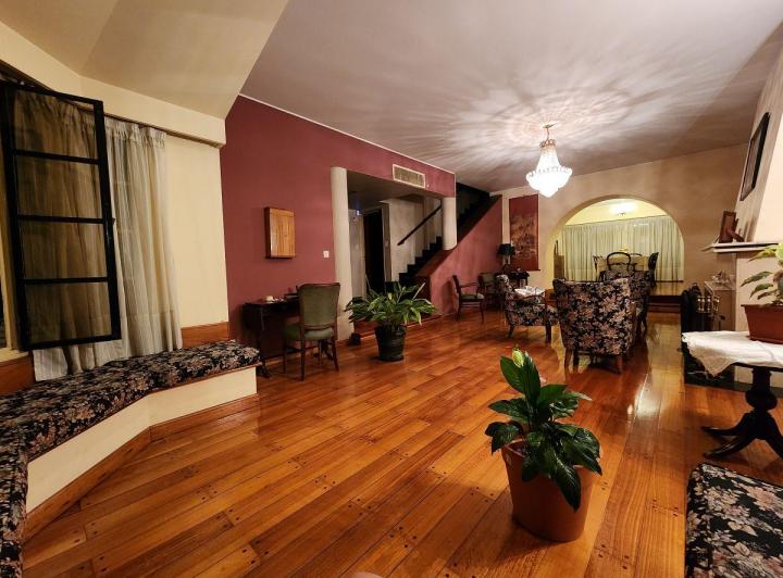 Casa · 445m² · 6 Ambientes · 5 Cocheras
