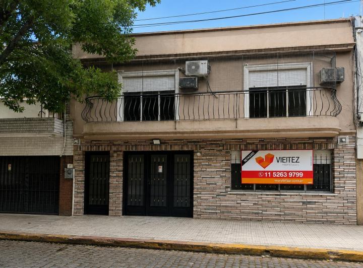 Casa · 216m² · 6 Ambientes · 1 Cochera