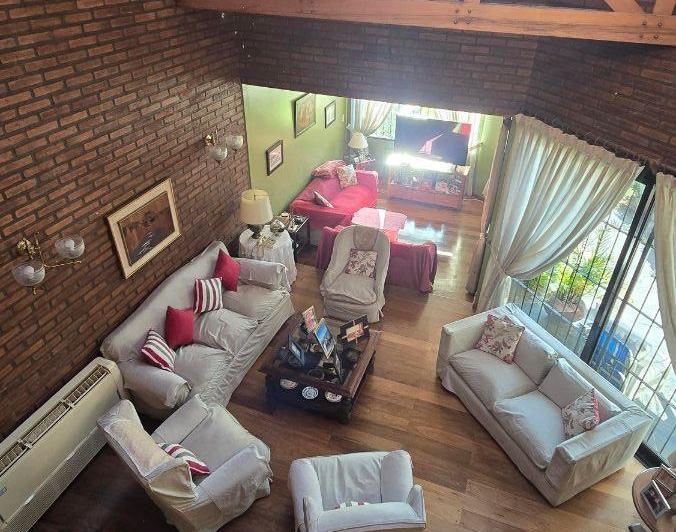Casa · 300m² · 5 Ambientes · 2 Cocheras