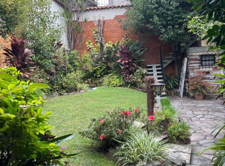Casa · 218m² · 7 Ambientes · 2 Cocheras
