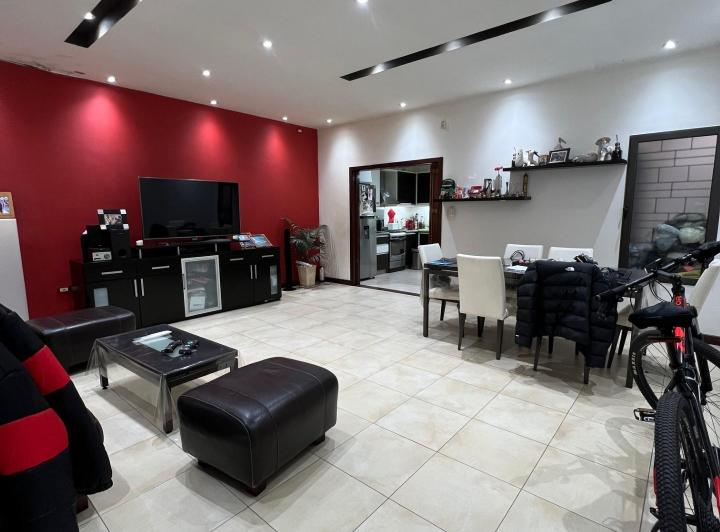 Casa · 200m² · 4 Ambientes · 2 Cocheras