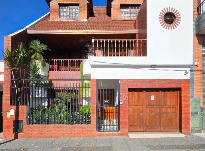 Casa · 243m² · 7 Ambientes · 1 Cochera