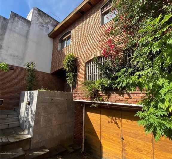 Casa · 210m² · 4 Ambientes · 2 Cocheras