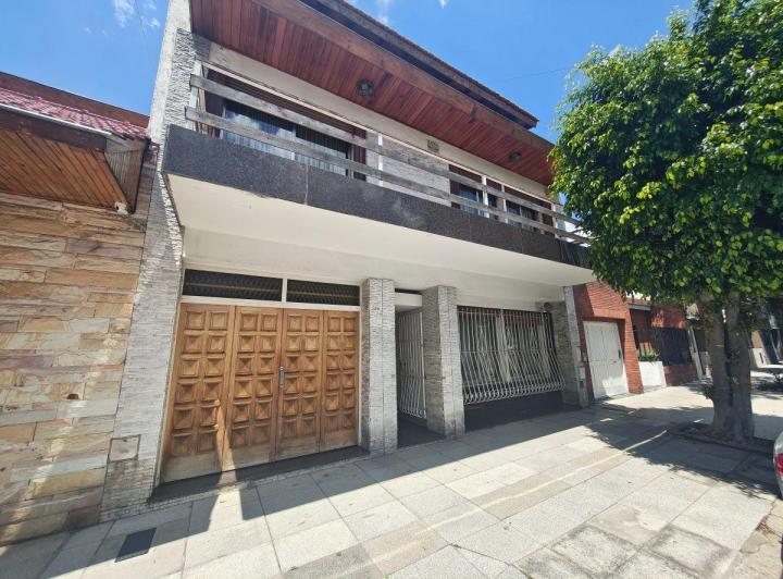 Casa · 295m² · 6 Ambientes · 1 Cochera