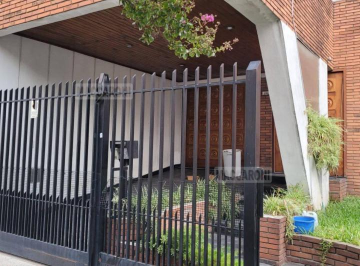 Casa · 260m² · 5 Ambientes · 1 Cochera