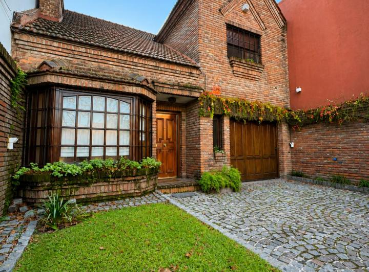 Casa · 230m² · 5 Ambientes · 1 Cochera