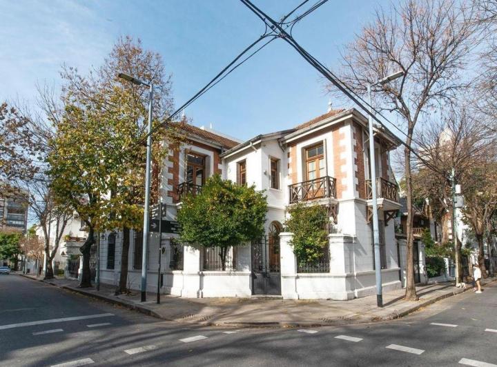 Casa · 245m² · 5 Ambientes · 1 Cochera
