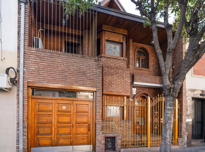 Casa · 240m² · 5 Ambientes · 1 Cochera