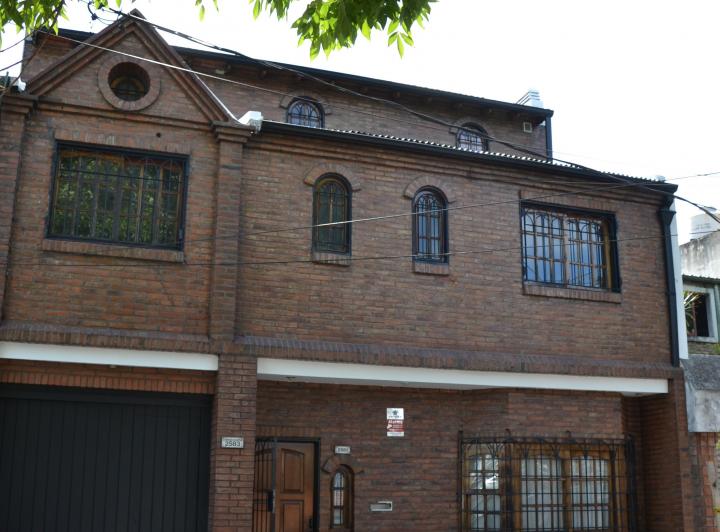 Casa · 200m² · 6 Ambientes · 2 Cocheras