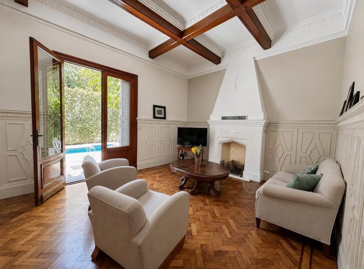 Casa · 240m² · 7 Ambientes · 1 Cochera