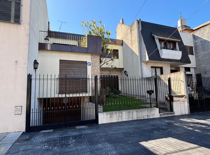 Casa · 250m² · 5 Ambientes · 2 Cocheras