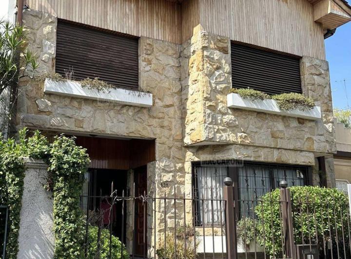 Casa · 300m² · 4 Ambientes · 2 Cocheras