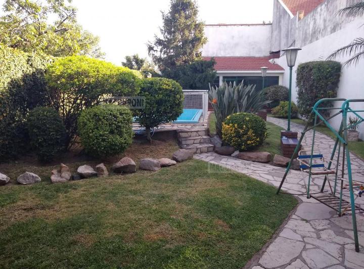 Casa · 210m² · 3 Ambientes · 2 Cocheras