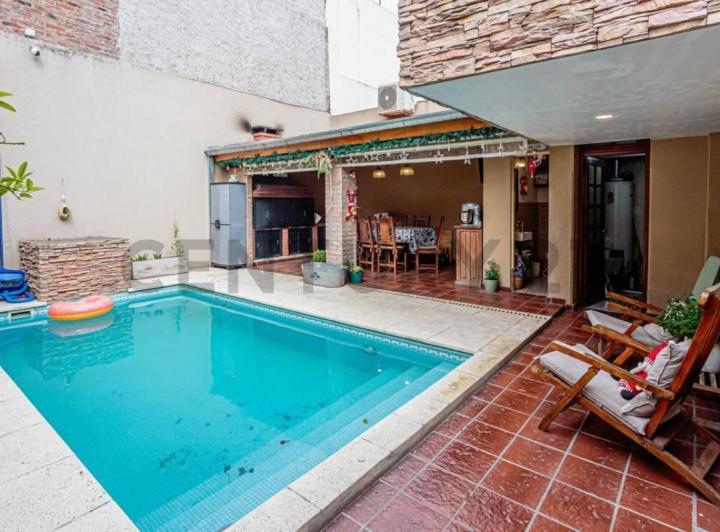 Casa · 210m² · 4 Ambientes · 2 Cocheras