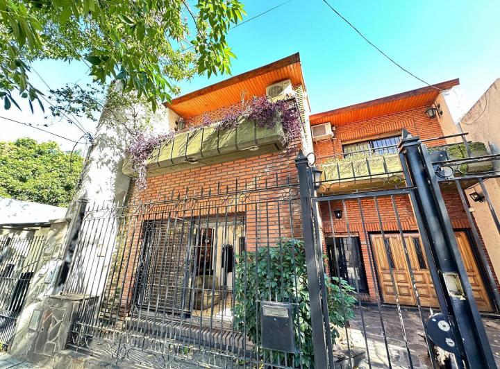 Casa · 160m² · 4 Ambientes · 2 Cocheras