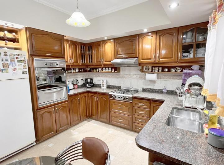 Casa · 211m² · 5 Ambientes · 1 Cochera