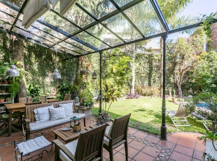 Casa · 320m² · 6 Ambientes · 2 Cocheras