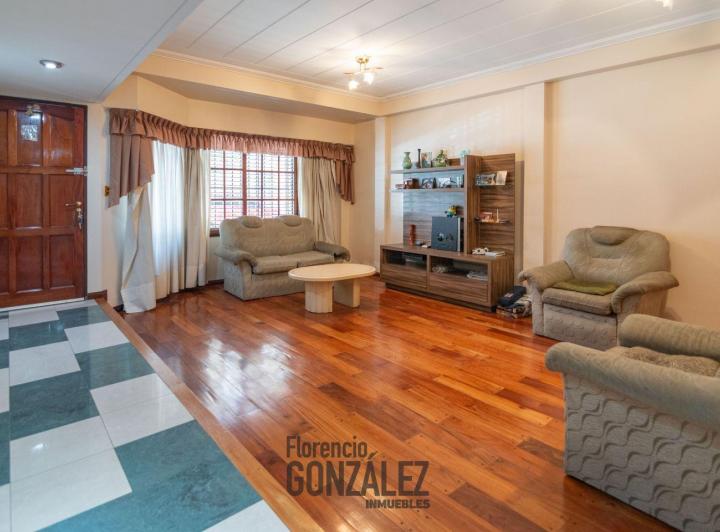 Casa · 229m² · 4 Ambientes · 2 Cocheras