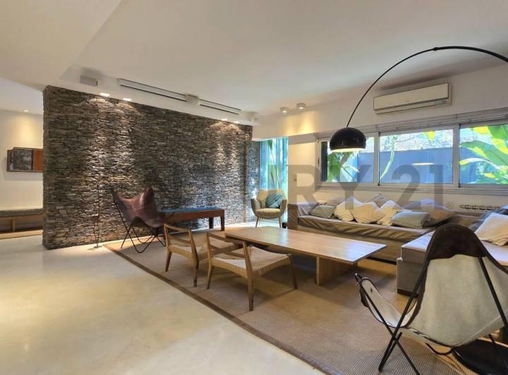 Casa · 248m² · 6 Ambientes · 2 Cocheras