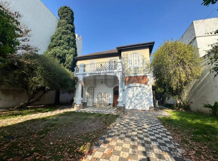 Casa · 228m² · 7 Ambientes · 1 Cochera