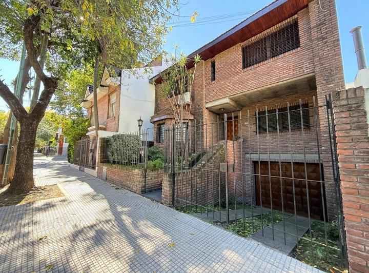 Casa · 225m² · 4 Ambientes · 2 Cocheras
