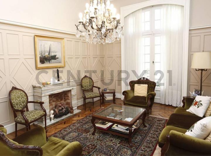 Casa · 300m² · 8 Ambientes · 1 Cochera