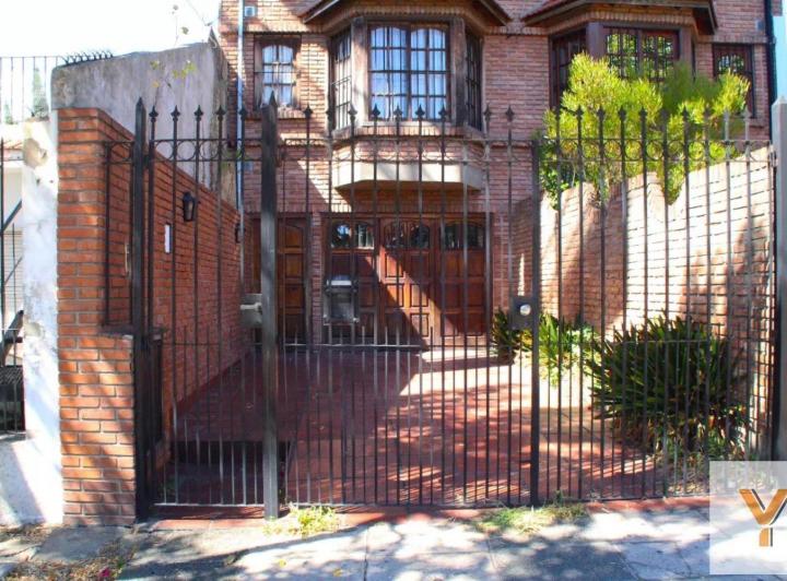 Casa · 215m² · 5 Ambientes · 2 Cocheras