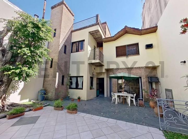 Casa · 323m² · 8 Ambientes · 2 Cocheras
