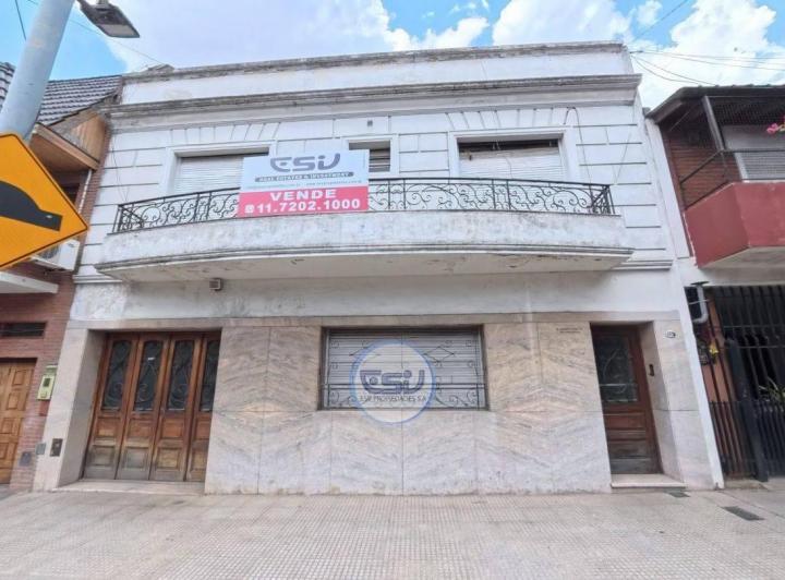 Casa · 240m² · 5 Ambientes · 2 Cocheras