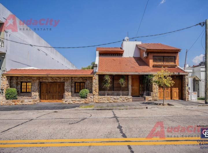 Casa · 273m² · 5 Ambientes · 4 Cocheras