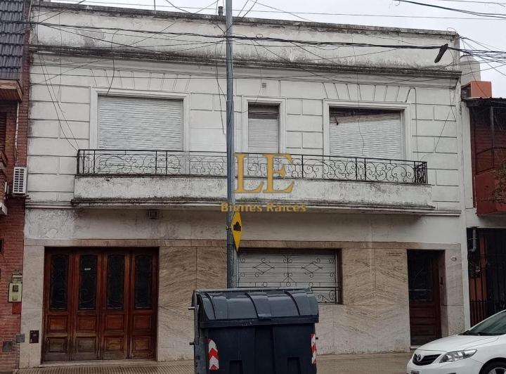 Casa · 220m² · 6 Ambientes · 1 Cochera