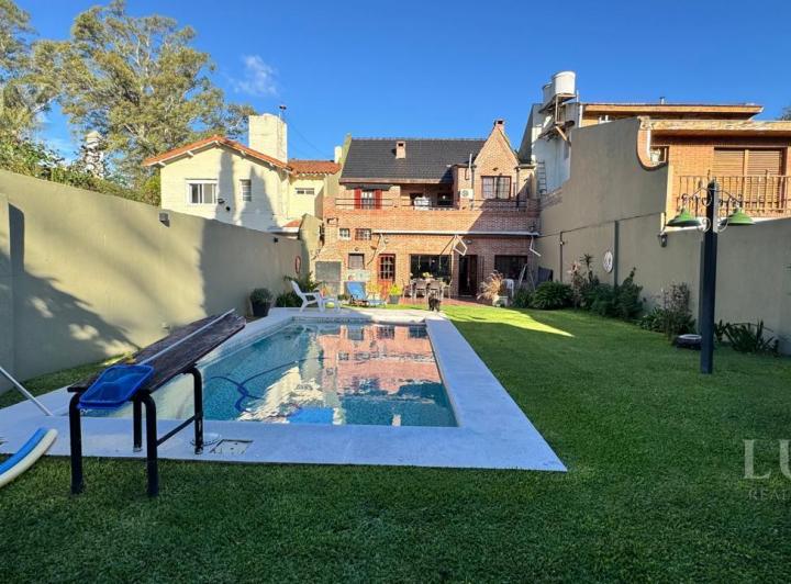 Casa · 227m² · 6 Ambientes · 3 Cocheras