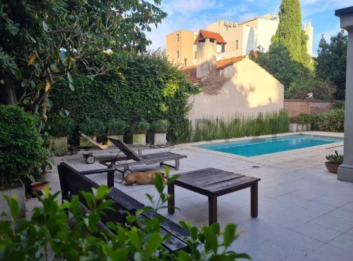 Casa · 390m² · 6 Ambientes · 2 Cocheras