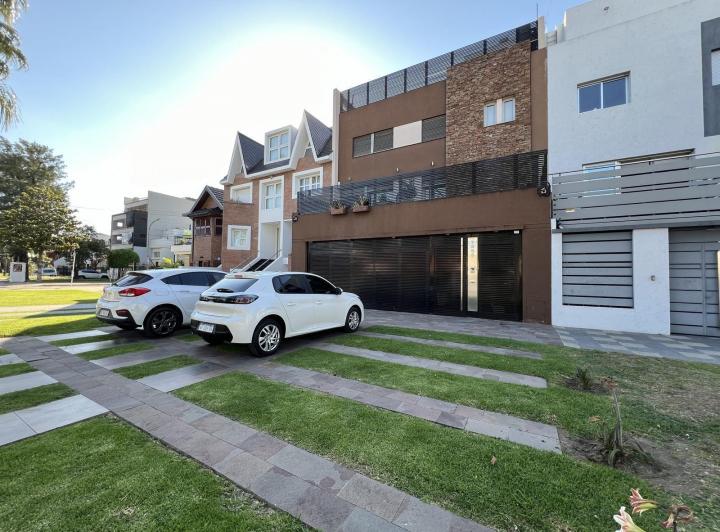 Casa · 420m² · 7 Ambientes · 4 Cocheras