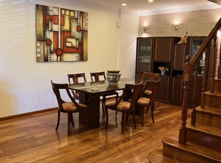 Casa · 220m² · 5 Ambientes · 1 Cochera