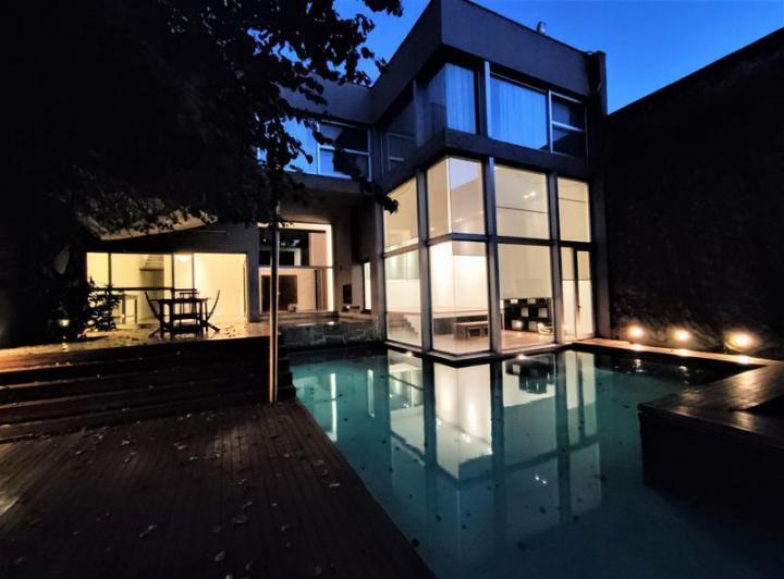 Casa · 450m² · 4 Ambientes · 2 Cocheras