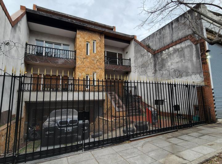 Casa · 440m² · 5 Ambientes · 4 Cocheras