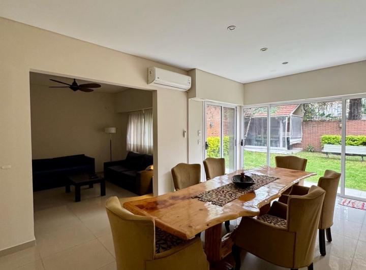 Casa · 214m² · 4 Ambientes · 2 Cocheras