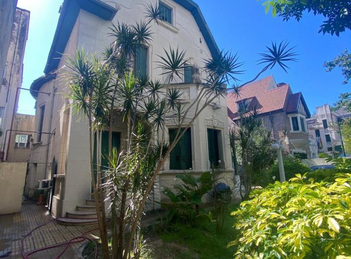 Casa · 950m² · 16 Ambientes · 1 Cochera