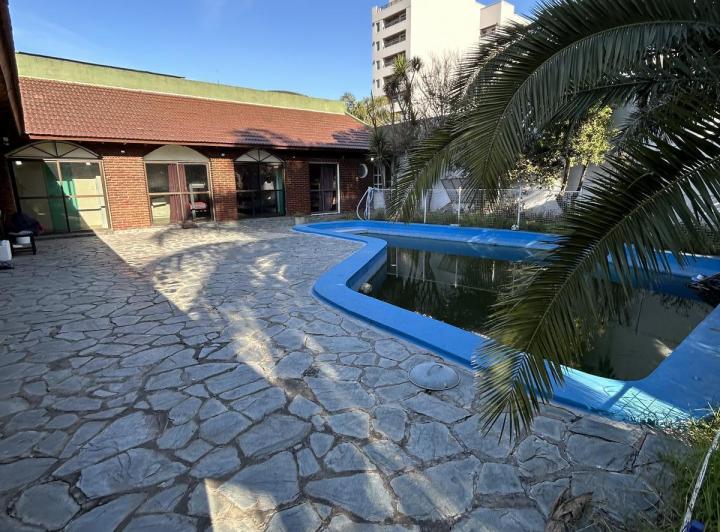 Casa · 550m² · 6 Ambientes · 4 Cocheras